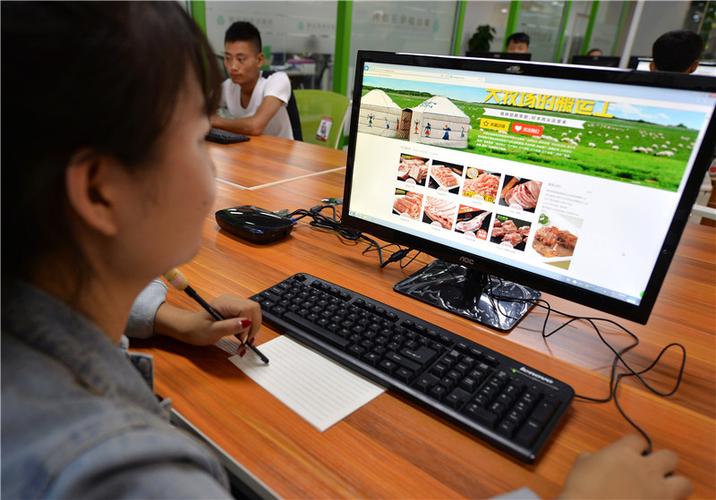 内蒙古锡林浩特市一电子商务平台的工作人员在网上销售羊肉(2015年7月
